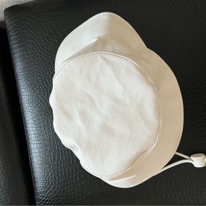 Lululemon white bucket hat. Xs/s.